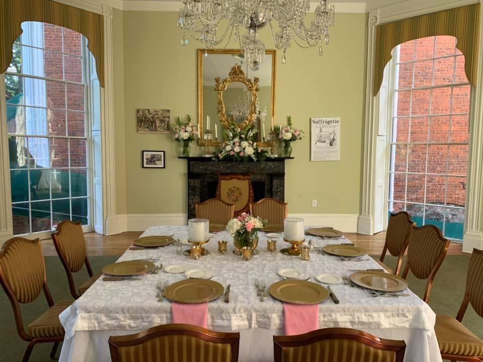 Intimate Dinner Decor at The Martha Washington Inn